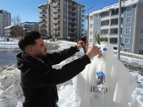 Muş’ta karı eğlenceye dönüştüren berberler, kardan adamı tıraş etti
