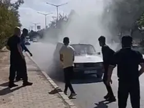 Muş’ta yanan otomobile beton mikseriyle müdahale
