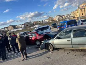 Muş’ta zincirleme kaza: 4 araç birbirine girdi
