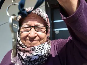 Mutluluğun fotoğrafı: Ömrü çatmada geçti, 69 yaşında evi oldu
