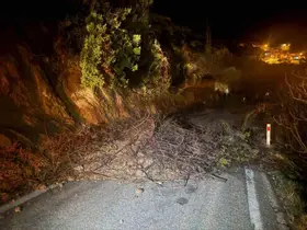 Mut’ta aşırı yağış nedeniyle kapanan yol ulaşıma açıldı
