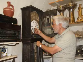 Müze gibi iş yerinde 40 yıldır biriktirdiği antikaları sergiliyor
