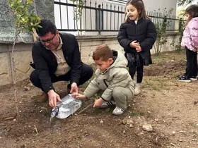 Nasıl fidan dikileceği minik öğrencilere uygulamalı olarak anlatıldı

