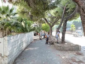Nazilli Belediyesi’nden devlet karayolunda temizlik çalışması
