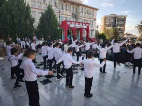 Nazilli’de öğretmenlerden zeybekli Kutlama

