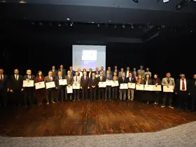 NEÜ’nün engelsiz üniversite başarısı bayrak teslim töreni ile taçlandı