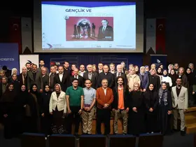 Nevzat Tarhan "Gençler geleceğe hazırlanırken sürü psikolojisinden çıkmalı"
