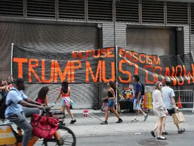 New York'ta Trump'ın doğum gününde protesto konseri