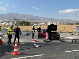 Niğde’de refüje çarpan otomobil alev aldı: 1 yaralı
