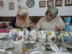 Niğde’de renklerin ve motiflerin buluştuğu çini atölyesine büyük ilgi
