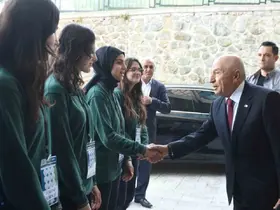 Nihat Özdemir, Trabzon’da öğrencilerle buluştu
