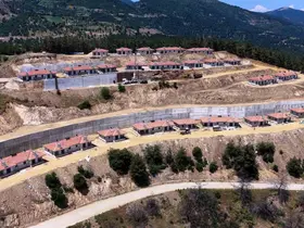 Ödemiş’te yangında zarar gören konutlar yeniden yapılarak sahiplerine teslim ediliyor
