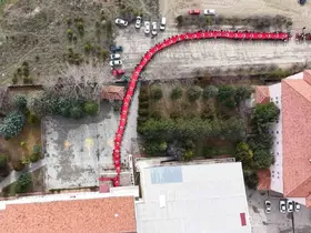 Öğrenciler, 150 metrelik dev Türk bayrağıyla okula giriş yaptı

