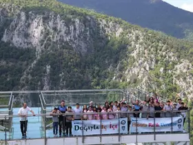 Öğrenciler 450 metre yüksekteki seyir terası ve kanyonu gezdi
