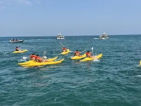 Öğrenciler atık malzemelerden yaptıkları teknelerle yarıştılar
