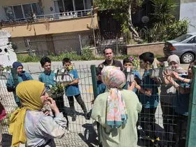 Öğrenciler çiçeklerle iyilik mesajı verdi
