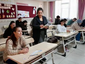 Öğrenciler dışarıda, veliler sınavda
