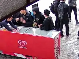 Öğrenciler dondurmaları montlarına gizleyip çaldı
