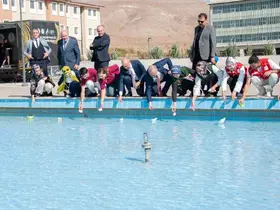 Öğrenciler hazırladıkları gemileri Filistin’e destek amaçlı havuza bıraktı
