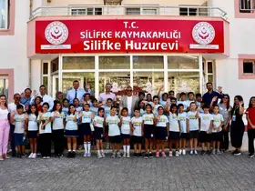 Öğrenciler, huzurevi sakinlerinin gönlüne dokundu
