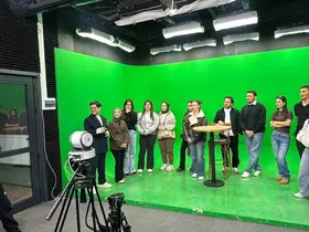 Öğrenciler program yapımını stüdyoda deneyimliyor
