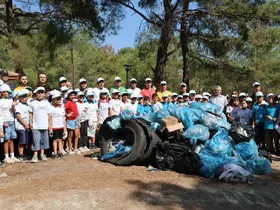 Öğrencilerden ’Yeşil Vatan’ için anlamlı çalışma: Torba torba çöp topladılar
