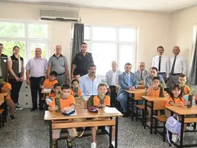 Öğrencilere fidan hediye edildi
