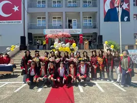 Öğrencilerin mezuniyet sevinci

