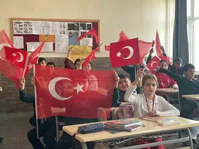 Öğrencilerin okul heyecanı ay yıldızlı Türk bayrağıyla taçlandı
