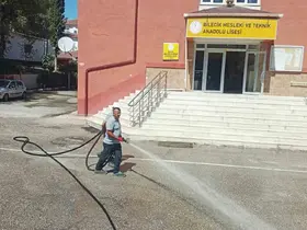 Okul bahçeleri ve oyun sahaları yıkanarak temizlendi
