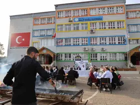 Okul bahçesinde Adana usulü öğretmenler günü kutlaması
