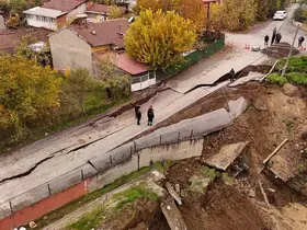 Okul inşaatının yanında çöken yol dronla görüntülendi
