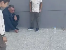 Okul müdürü, öğrencilerle bahçede misket oynadı
