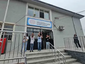 Okul okul gezip minik öğrenciler hem eğitiyorlar hem de yüzlerini güldürüyorlar
