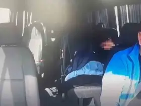Okul servisi ile kamyonet kafa kafaya çarpıştı: Emniyet kemeri takılı olmayan öğrenci koridora uçtu
