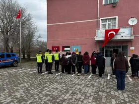 Okullarda öğrenciler Türk Bayrağı ile karşılandı
