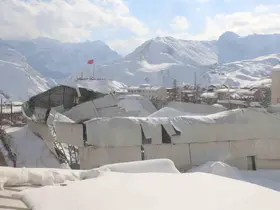 Okulların tatil olması faciayı önledi: Halı sahanın tavanı çöktü
