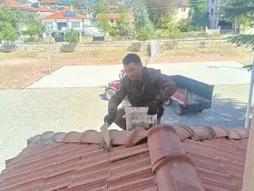 Okulun çatısının işçiliğini muhtar ücretsiz yaptı
