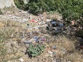 Okulun dibindeki metruk alan çöplüğe döndü
