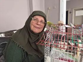 Ölmek üzereyken sahiplendiği muhabbet kuşu hayat arkadaşı oldu
