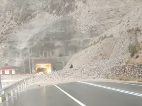 Oltu-Artvin yolu sağanak nedeniyle trafiğe kapandı
