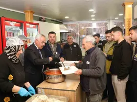 Oltu Belediyesi günlük 500 kişiye iftar yemeği veriyor
