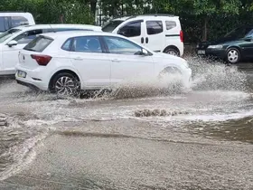 On dakika yağdı, yollar göle döndü
