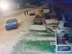 Önce konuştu, sonra çarptı: O anlar kameraya yansıdı
