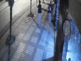 Önce paraları sonra meyveleri çalan şüpheli kamerada
