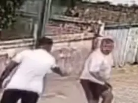 Önce yumrukladı, sonra bacaklarından vurdu: O anlar kamerada
