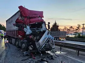 Önündeki kamyona çarptı, hurdaya dönen araçtan hafif sıyrıklarla kurtuldu
