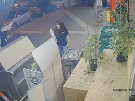 Önüne çıkan otomobilden kaçmak isterken devrilip başka aracın altına girdi: 1 yaralı
