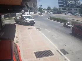 Önüne çıkan otomobile çarpmamak isterken kaza yaptı: 1 yaralı
