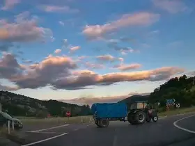 Önüne çıkan traktöre çarpmaktan kılpayı kurtuldu: O anlar kamerada
